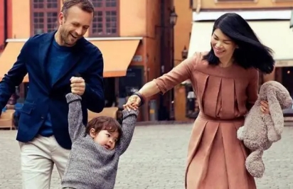 丑模吕燕近照曝光,“丑模”吕燕带娃现身