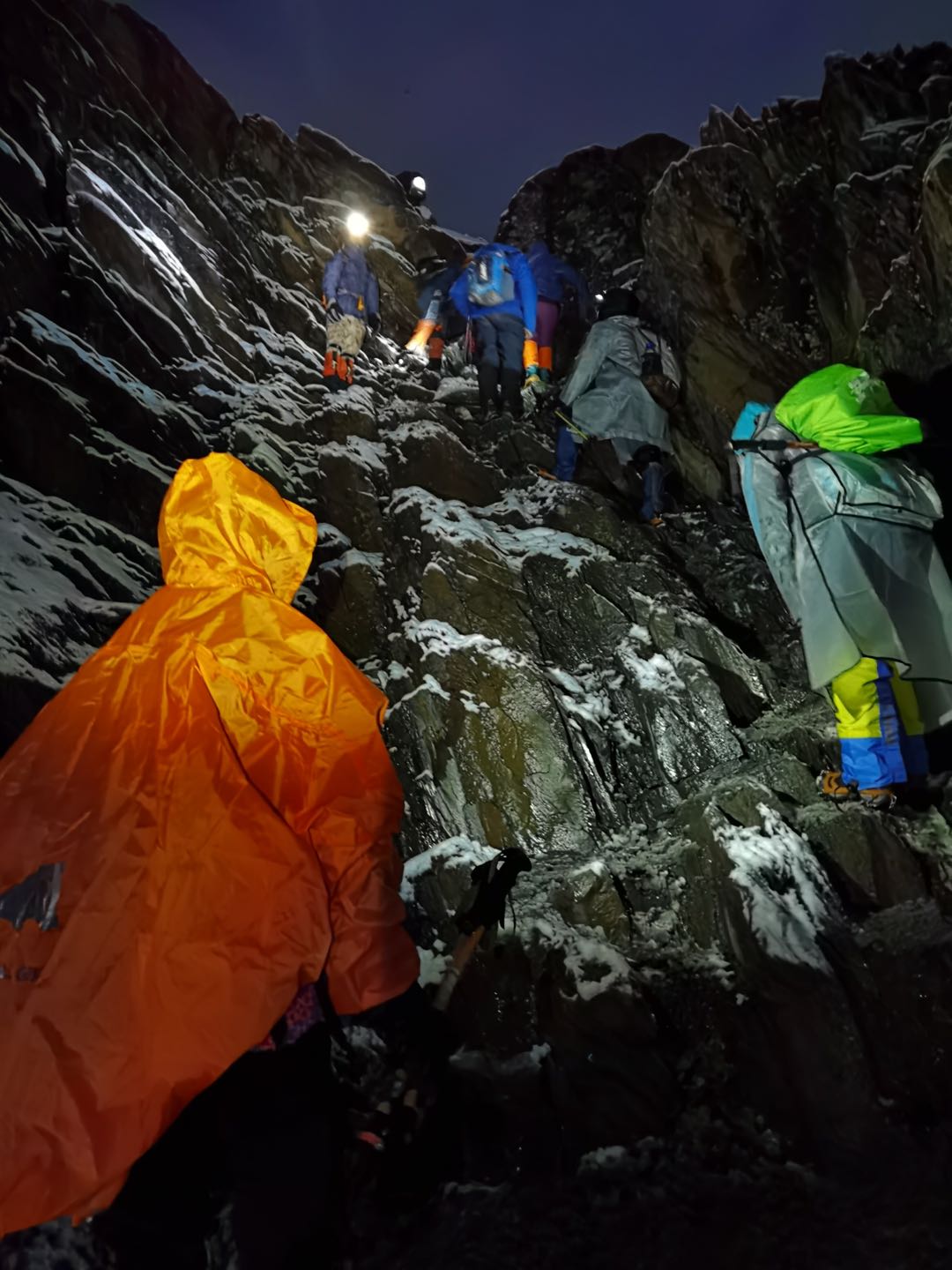 四姑娘山大峰登顶感受,四姑娘山二峰绝望坡有绳索吗