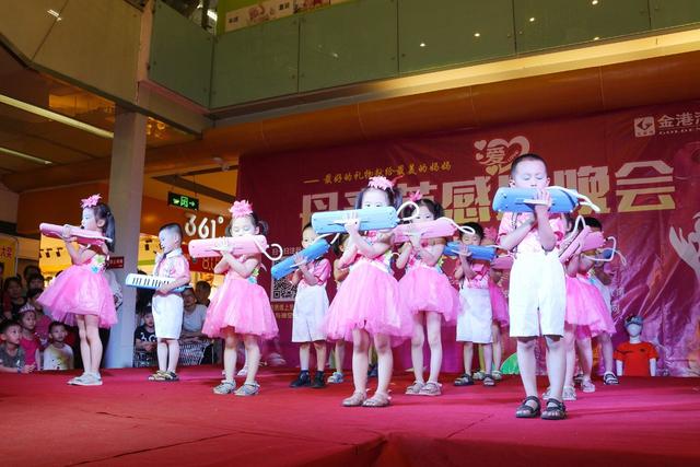 民众多种方式庆祝母亲节,母亲节高州