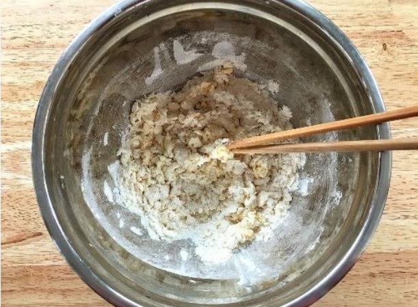 饺子皮厚不好吃?教你2个绝招,皮更筋道怎么煮都不破