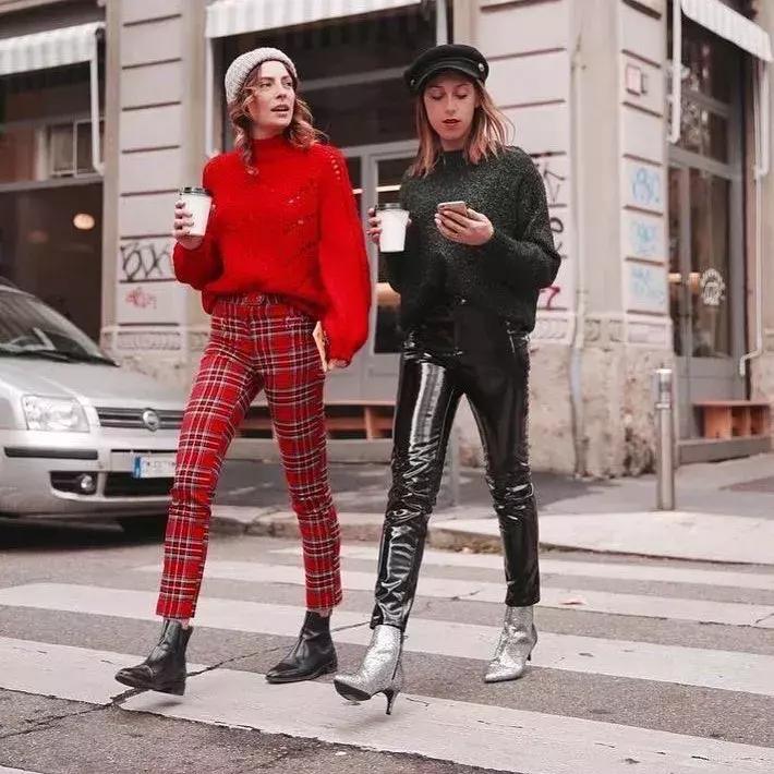 帽子围巾一体的戴起来很暖和,帽子围巾好时髦