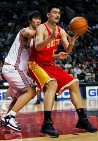 姚明十佳球残暴,姚明巅峰时期打爆热火三巨头