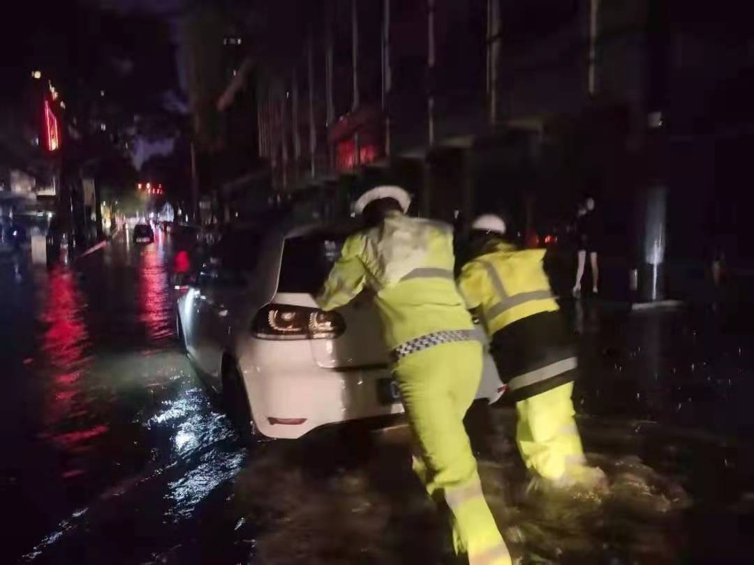 【我为群众办实事】江西景德镇：暴雨天“逆流”而上的瓷都公安