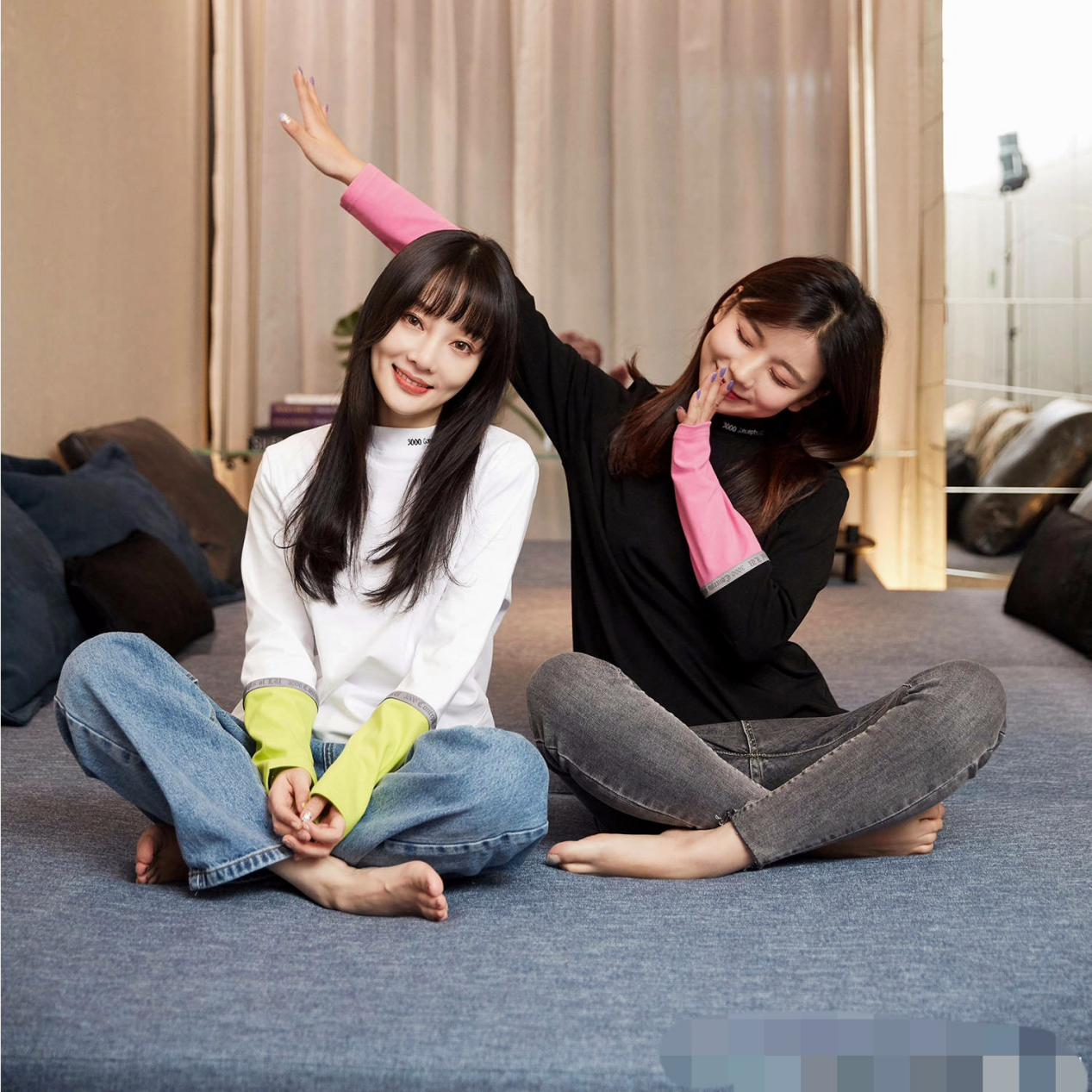 李小璐穿白t恤牛仔短裤 (李小璐穿蓝色卫衣跳手势舞)