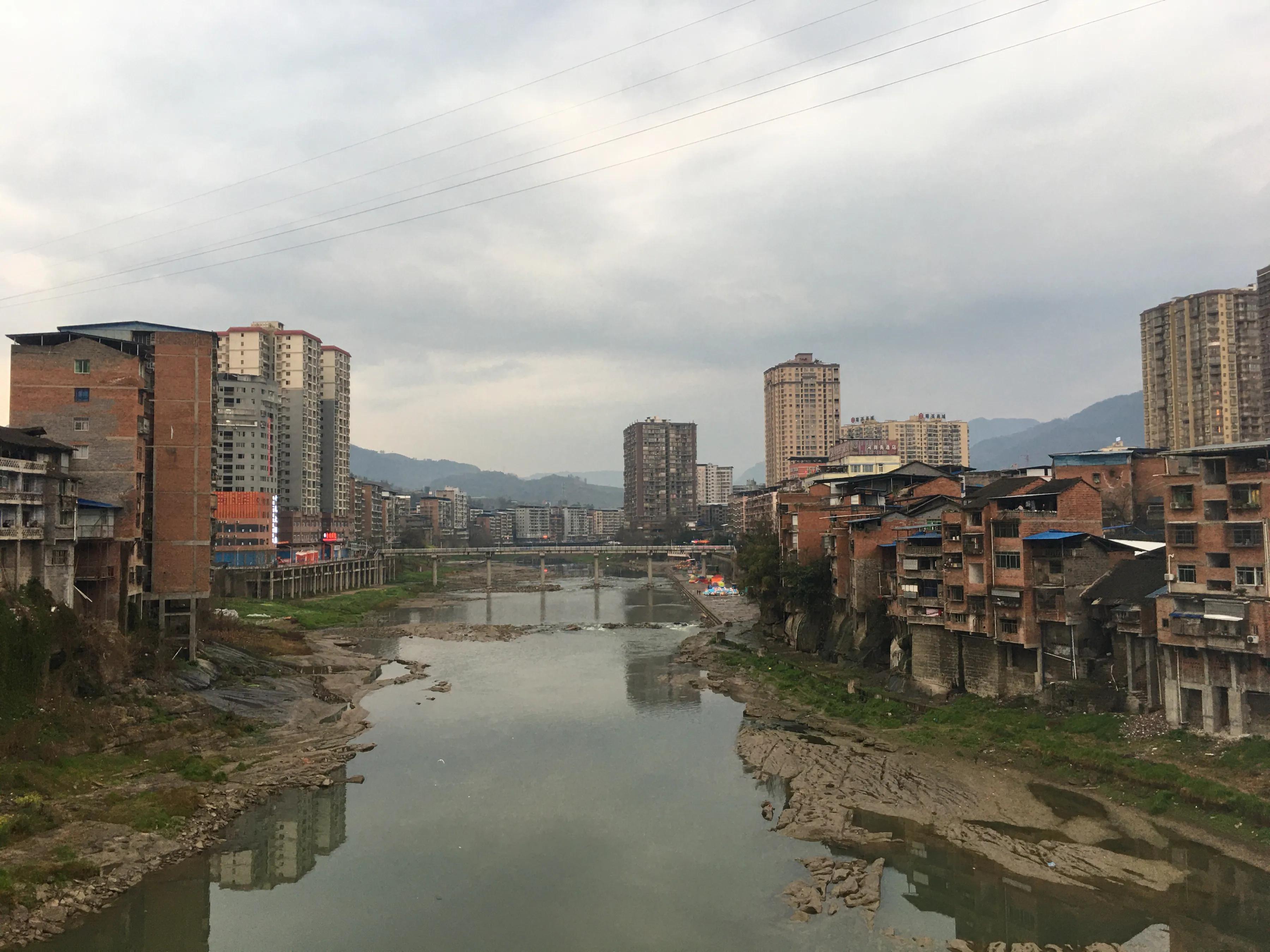 四川鸡鸣三省大峡谷,巴山峡谷荡秋千视频