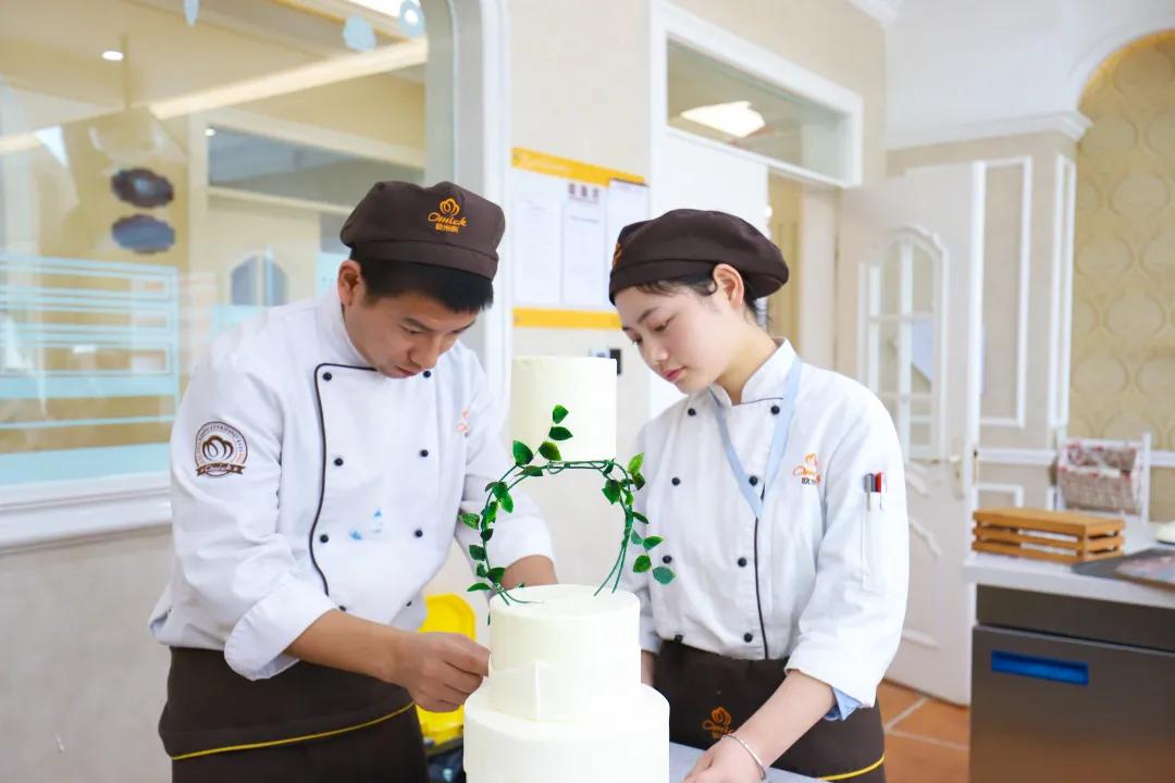 新手小白学做西点要去培训机构吗,想学西点该去什么店里学