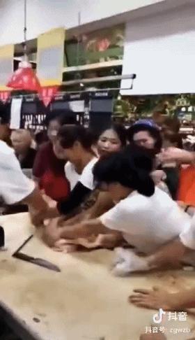 上午开业下午停业!令全球超市都恐惧的敌人竟被中国大妈抢空了