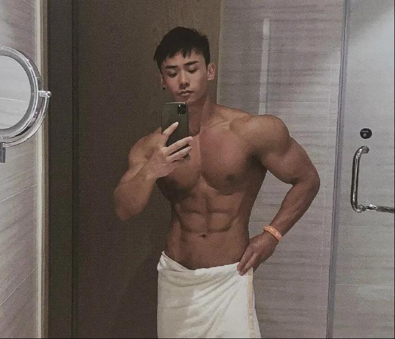 正太脸金刚身，36岁重庆小伙的肌肉身材太惹眼，保养的太好了