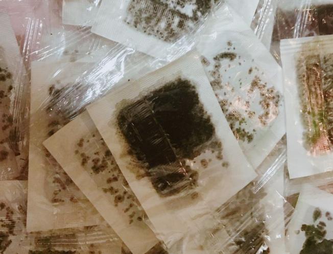 足贴真的贴了变黑是排毒吗,足贴那么多功效到底真假