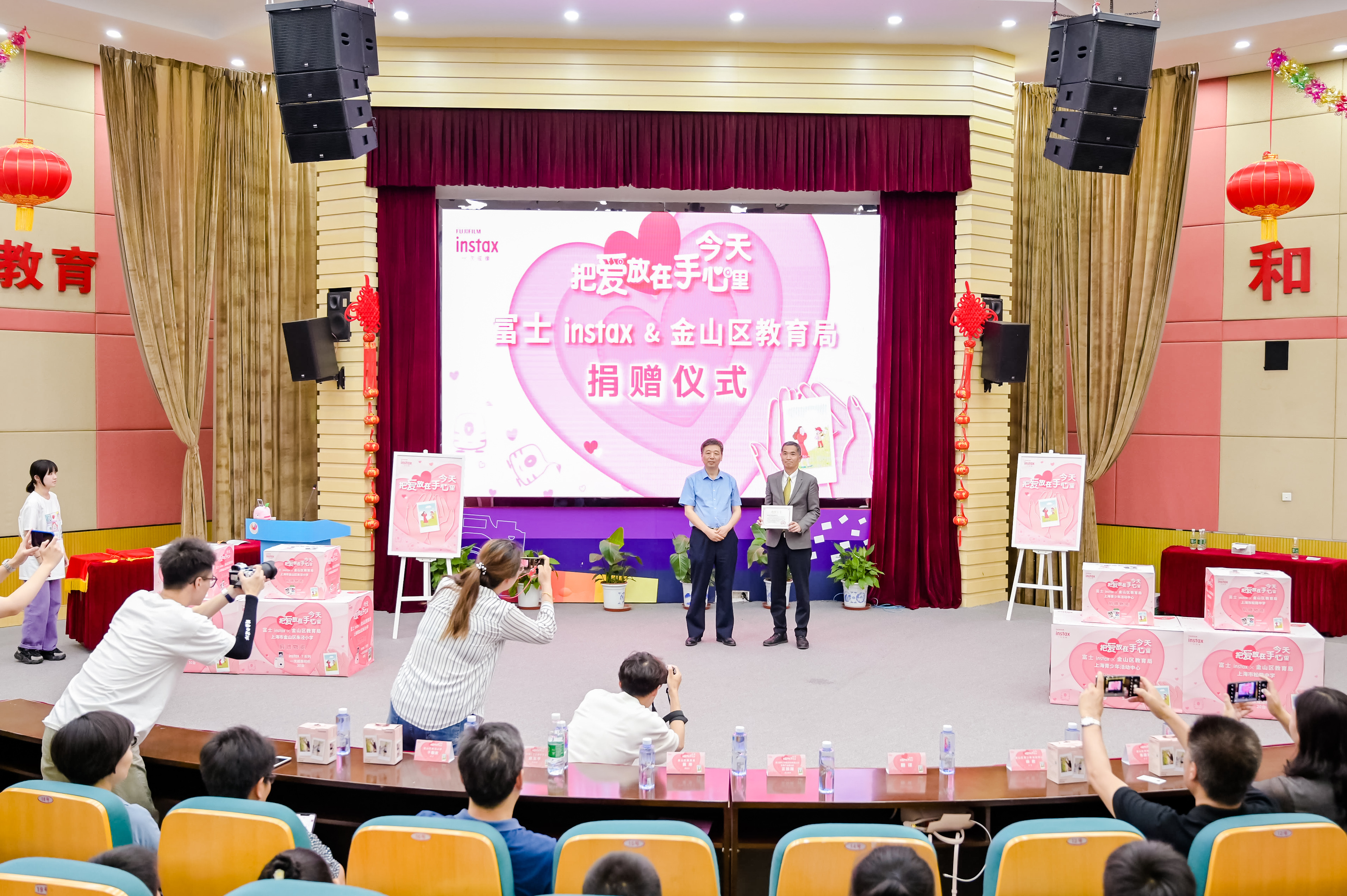 丰富乡镇校园生活拓展摄影爱好富士向金山教育局捐赠拍立得相机