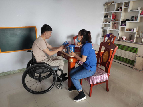 为爱加油!高培乳业携手合作伙伴给“励志小夫妻”送爱心奶粉