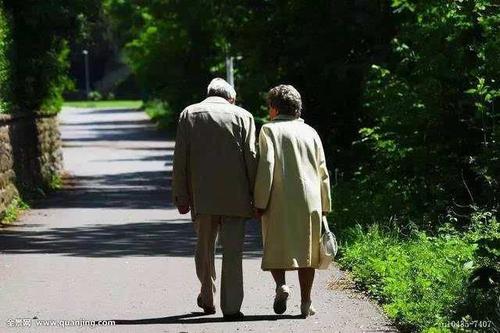 每逢佳节倍思亲，打一通电话关心问候家中老人