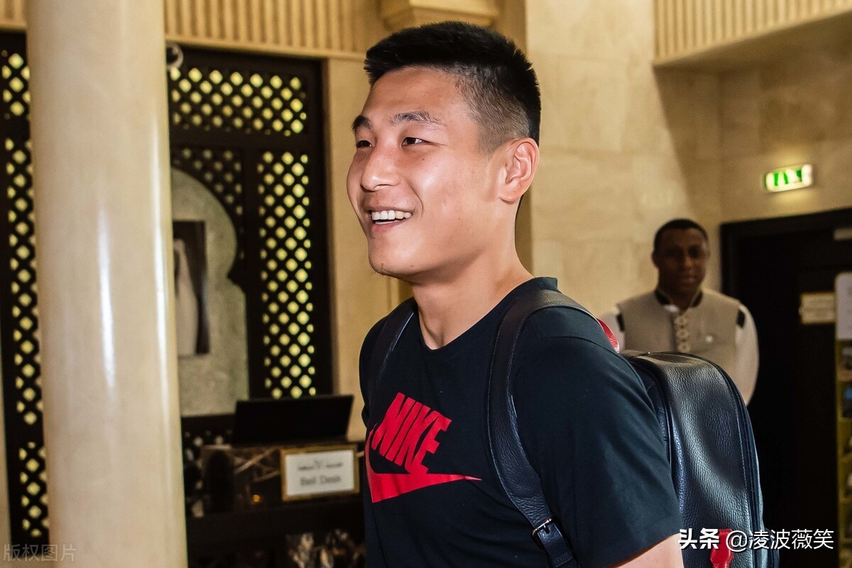 国足抵达泰国后获大量球迷接机,国足赴阿联酋沙迦