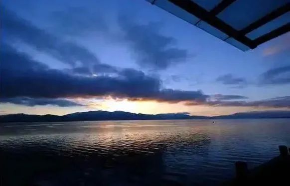 你看,那个少年,身上有一束光,还有一双翅膀