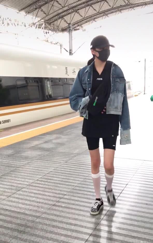 关晓彤反戴鸭舌帽,关晓彤戴着口罩