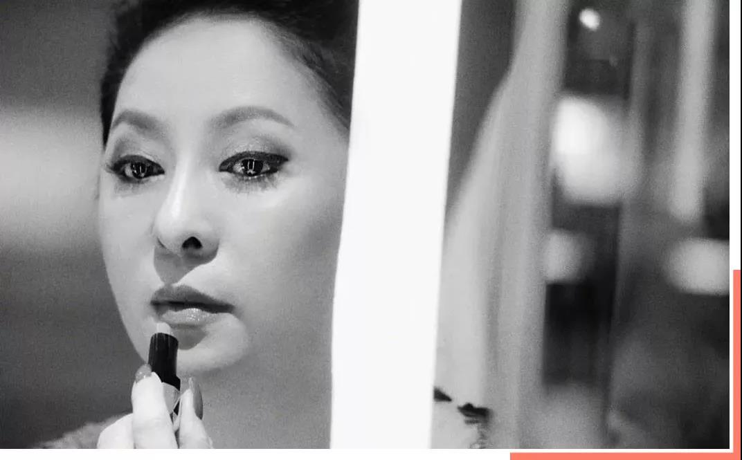 她6岁患绝症，18岁被卖进歌舞厅，这个征服向华强的女人，有多狠