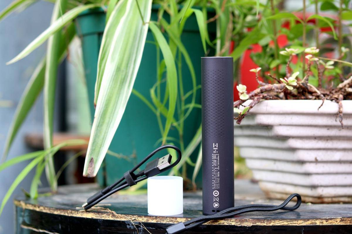 zmi随身强光手电筒充电宝,mini强光手电筒