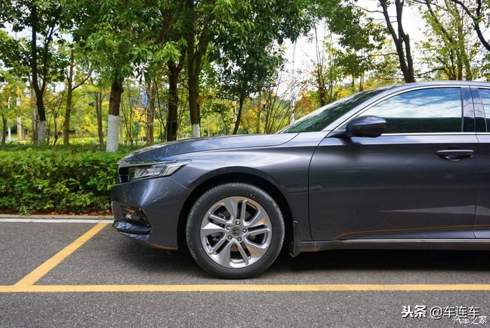 十代雅阁混动版与英诗派太空银,十代雅阁太空银还是白色好看