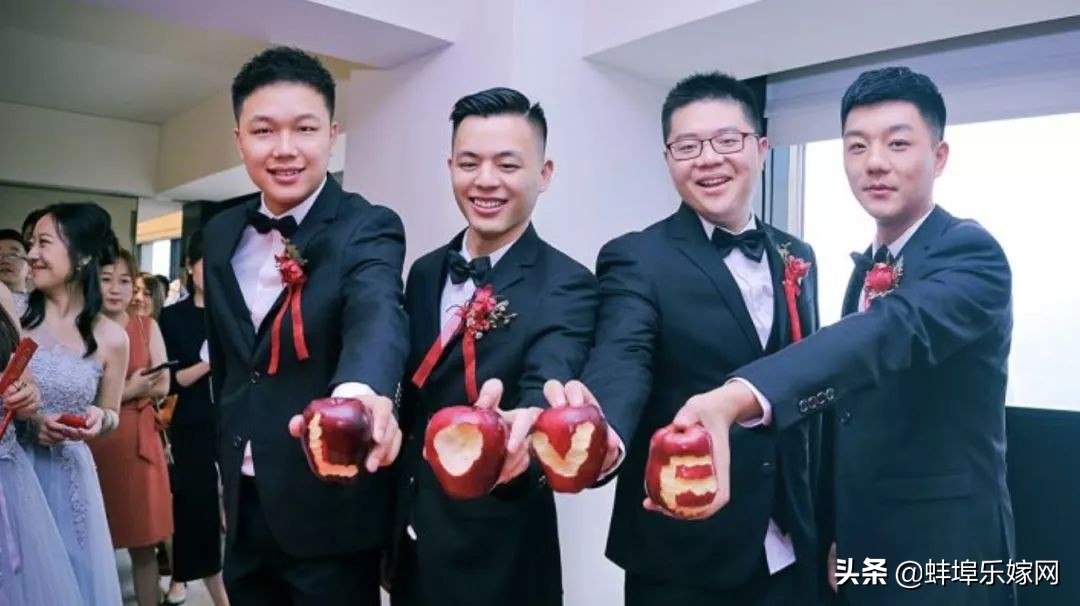 新郎接亲大姨堵门要红包完整视频,新郎接亲遇萌娃军团堵门讨红包