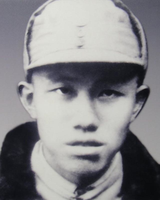 叶飞请示：是不是连美舰一起打？毛*东泽**回答：只打蒋舰，不打美舰