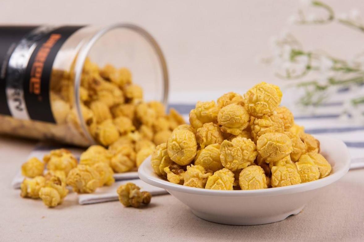 4岁女孩下巴成了“马蜂窝”,5毛一包的垃圾食品,你还给娃买吗?