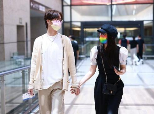 母子情深就毫不避讳？19岁恩利与伊能静现身机场，紧牵双手似姐弟