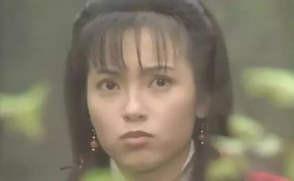 神雕侠侣最早版杨过和郭芙在一起,各版神雕侠侣杨过弹指神通救郭芙