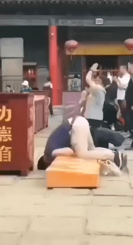 老虎：这是我准备养大吃的，你来凑什么热闹