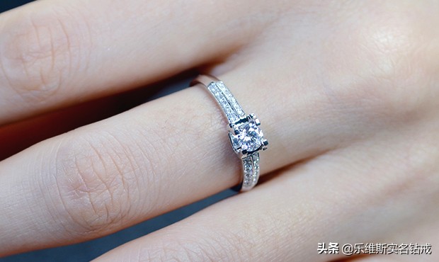 买结婚钻戒是定制的好还是成品好,结婚买戒指买白银还是黄金