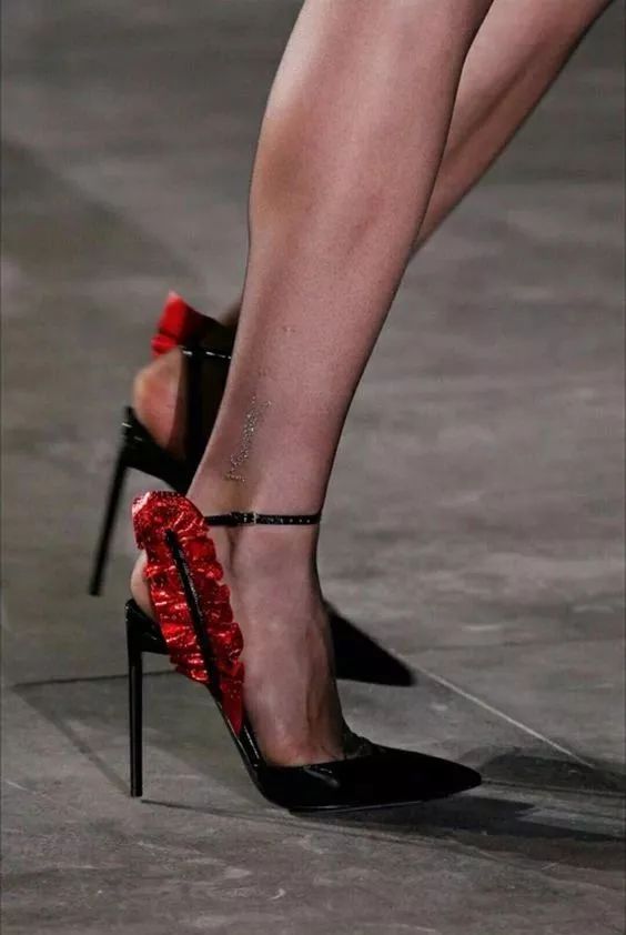 那个卖口红的YSL,教会女孩不色情的穿黑*袜丝**