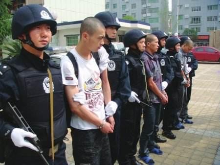 犯罪后逃跑一年后自首算自首吗,犯罪被抓获又逃跑怎么处理