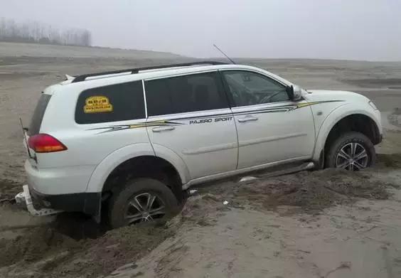 遇到泥泞路段应该怎么通过,开车过泥泞路段正确的方法