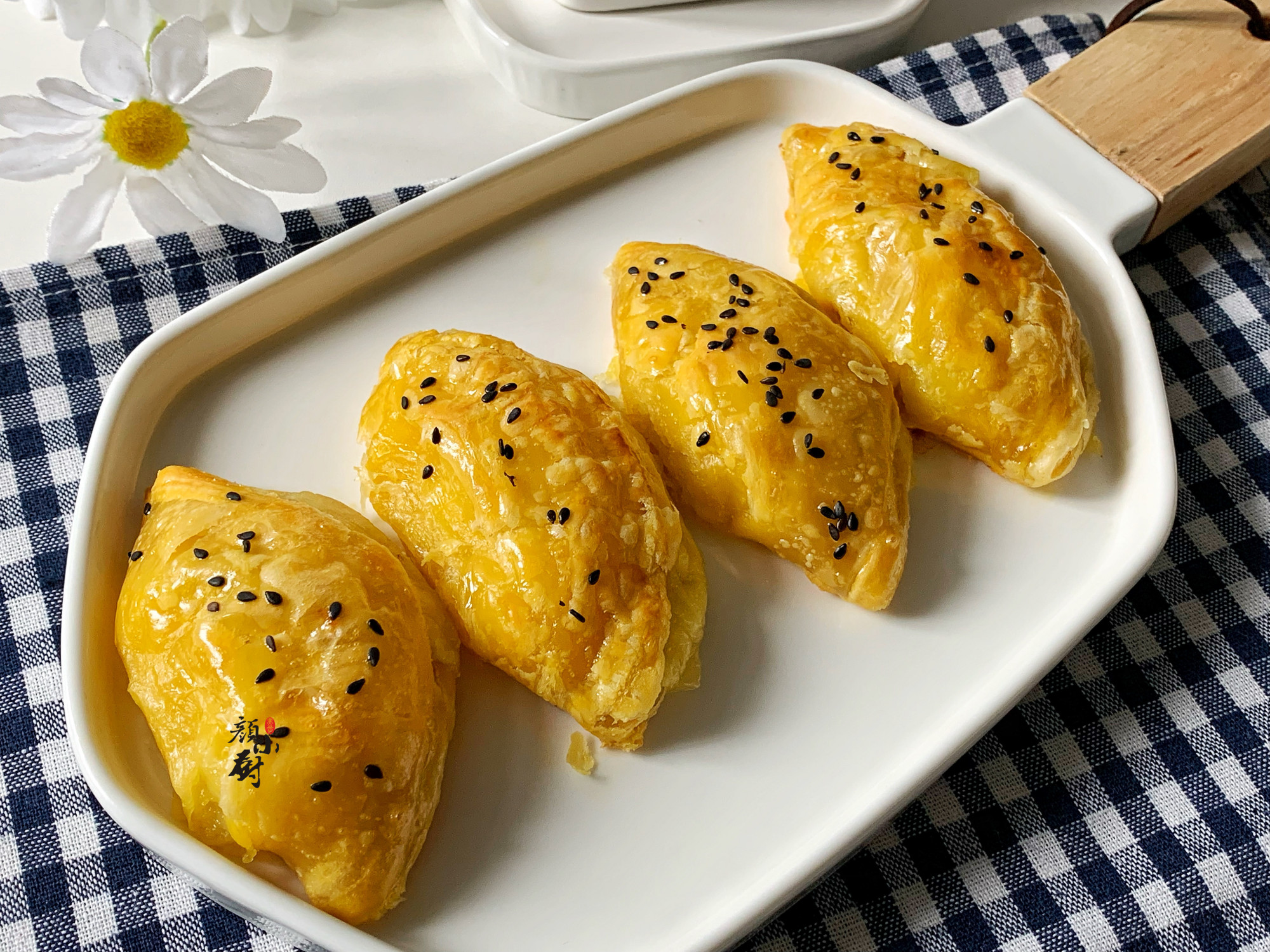 简单很好吃的榴莲酥做法,用蛋挞皮和榴莲做榴莲酥