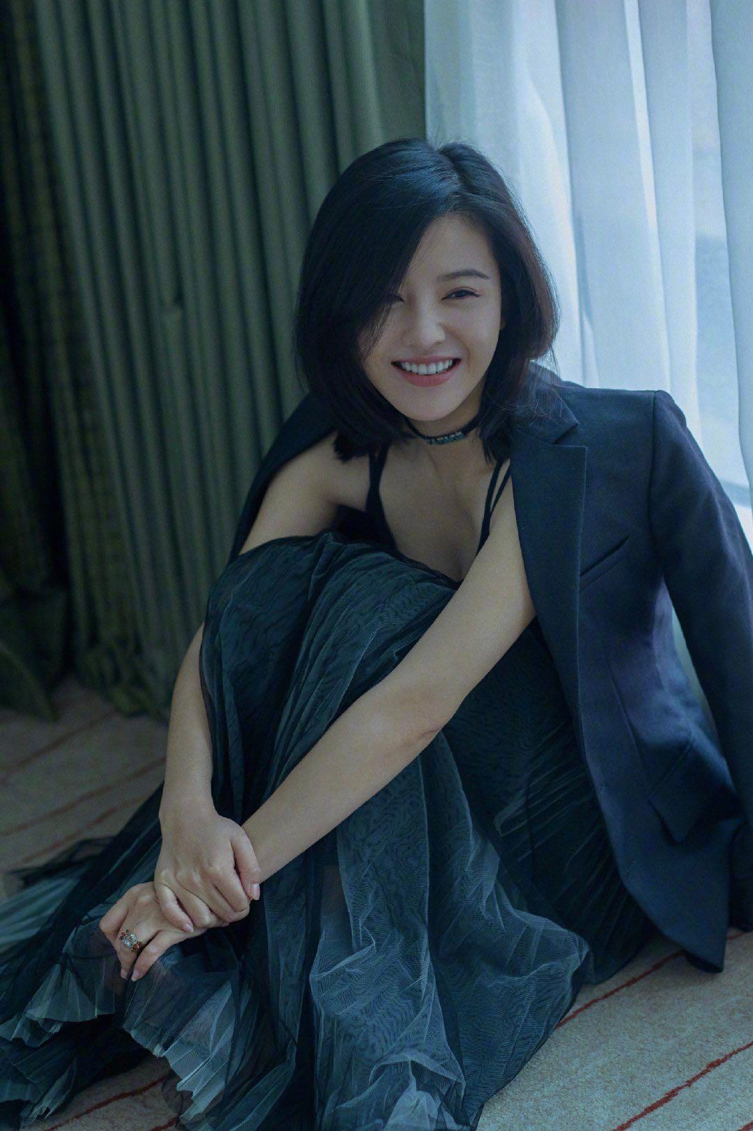 杨子姗复古穿搭,杨子姗白西装造型图