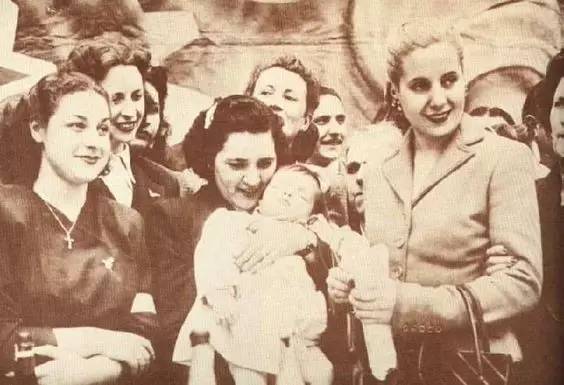 从农村歌女到权倾朝野的国母，还被印在阿根廷纸币上，去世才33岁