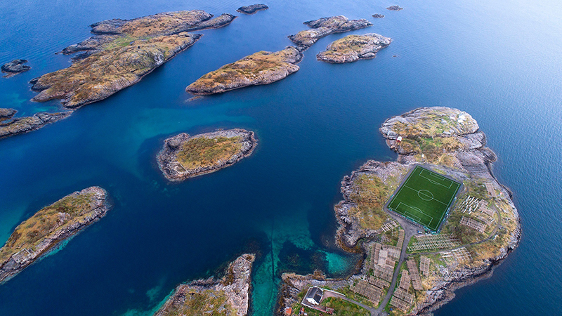 面积只有10平方公里的小岛,小岛上建足球场