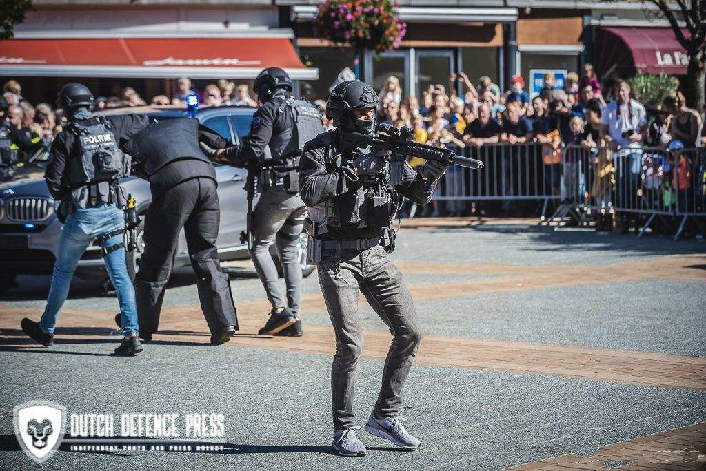 电击枪真那么厉害？那为什么中国警察，不配泰瑟电击枪呢？