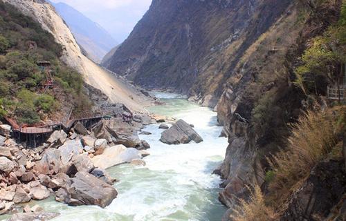云南瑞丽腾冲离缅甸有多远,瑞丽与腾冲地理位置