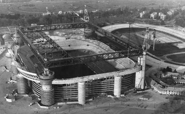 世界顶棚可以开闭的足球场视频,目前有顶棚的足球场有哪些