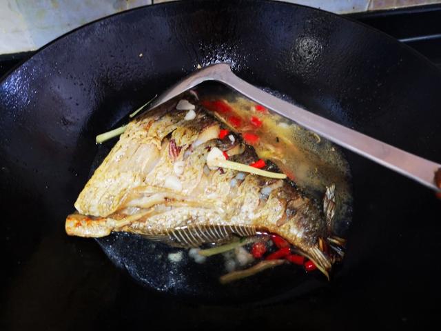 煎鱼老是脱皮怎么回事,煎鱼掉皮怎么补救