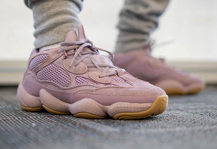 aj1和yeezy哪个值得入手 (aj1和yeezy哪个值得买)