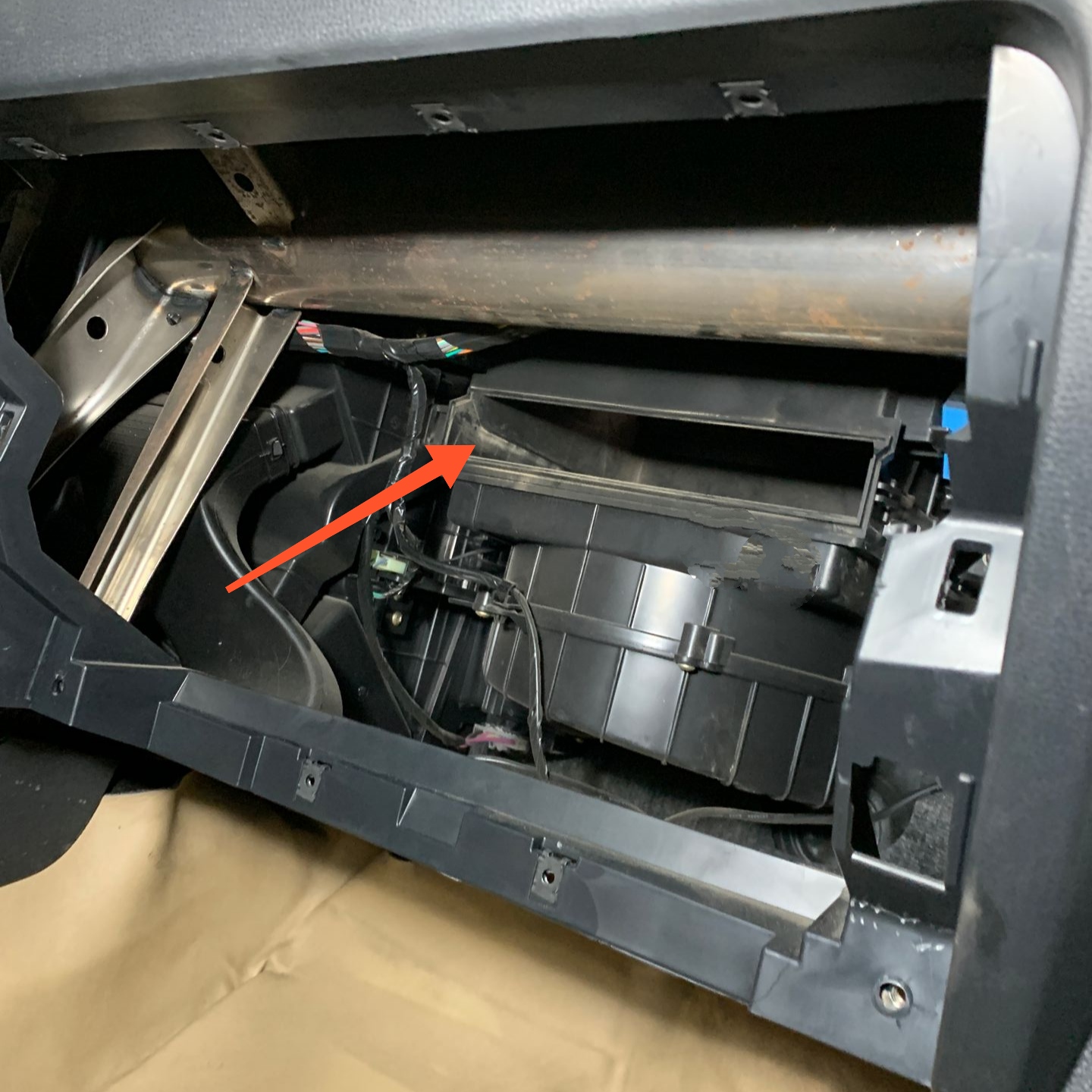 车辆换了空调滤芯怎么还有怪味,出风口有一股酸味换滤芯能解决吗