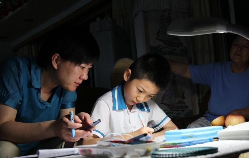 初中生每晚熬夜做作业怎么办,初中生每天熬夜写作业到凌晨两点