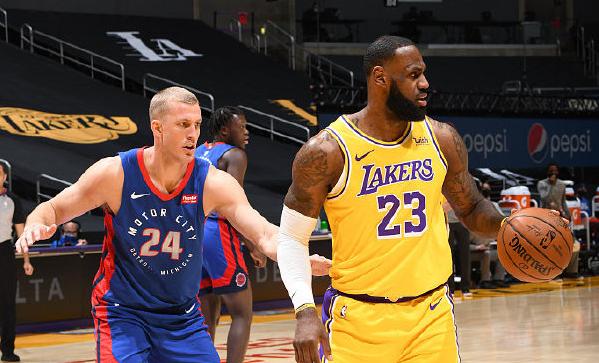 湖人三节落后29分,湖人最后7.6秒三分被绝杀