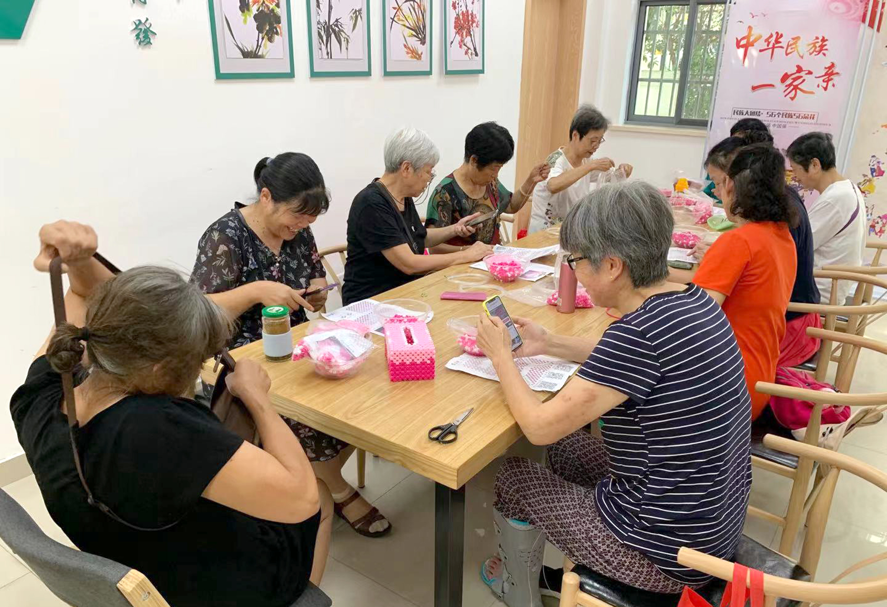 社区老人手工创意作品,社区老人手工串珠