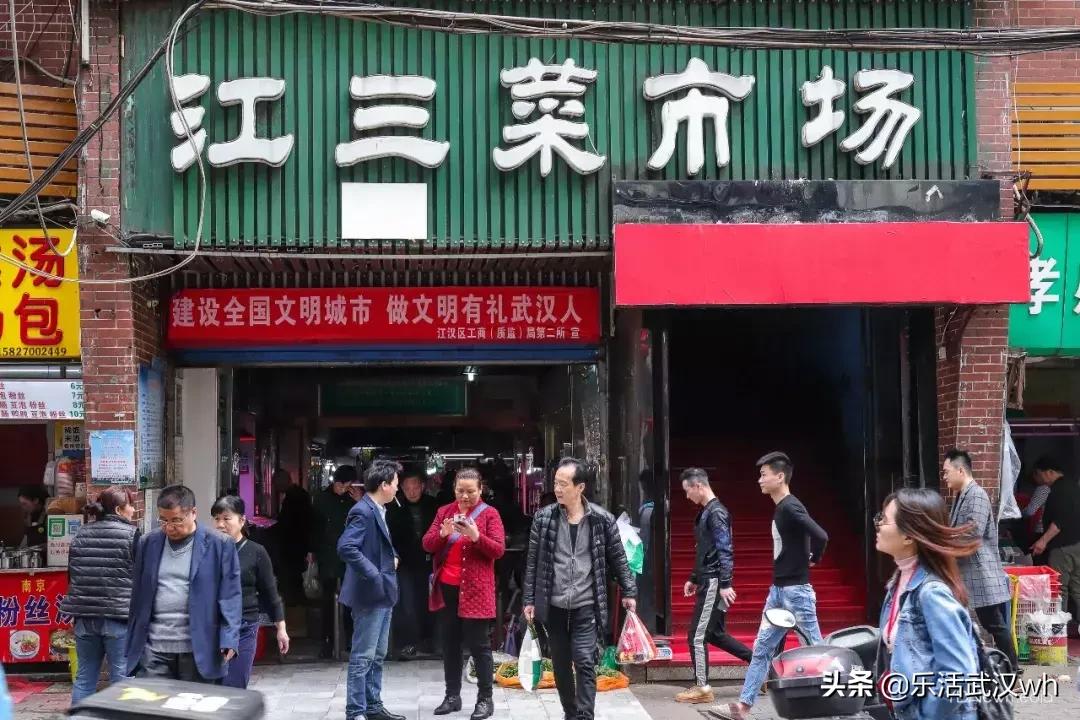 排的队比街道长!这条街什么来头?