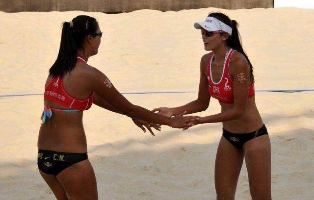 沙滩女排可以穿平角裤吗,沙滩排球为什么要穿泳装