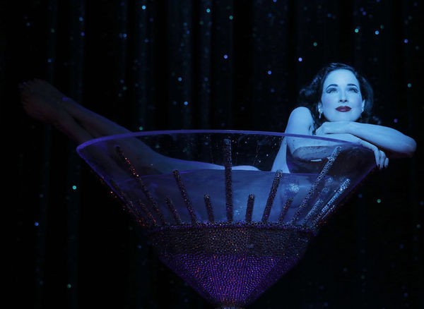 她19岁成为脱衣舞娘身家2亿,拒绝查尔斯邀约,女人都会被她迷住