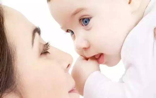 为什么孩子只吃一边奶,为什么孩子只喝妈妈的奶