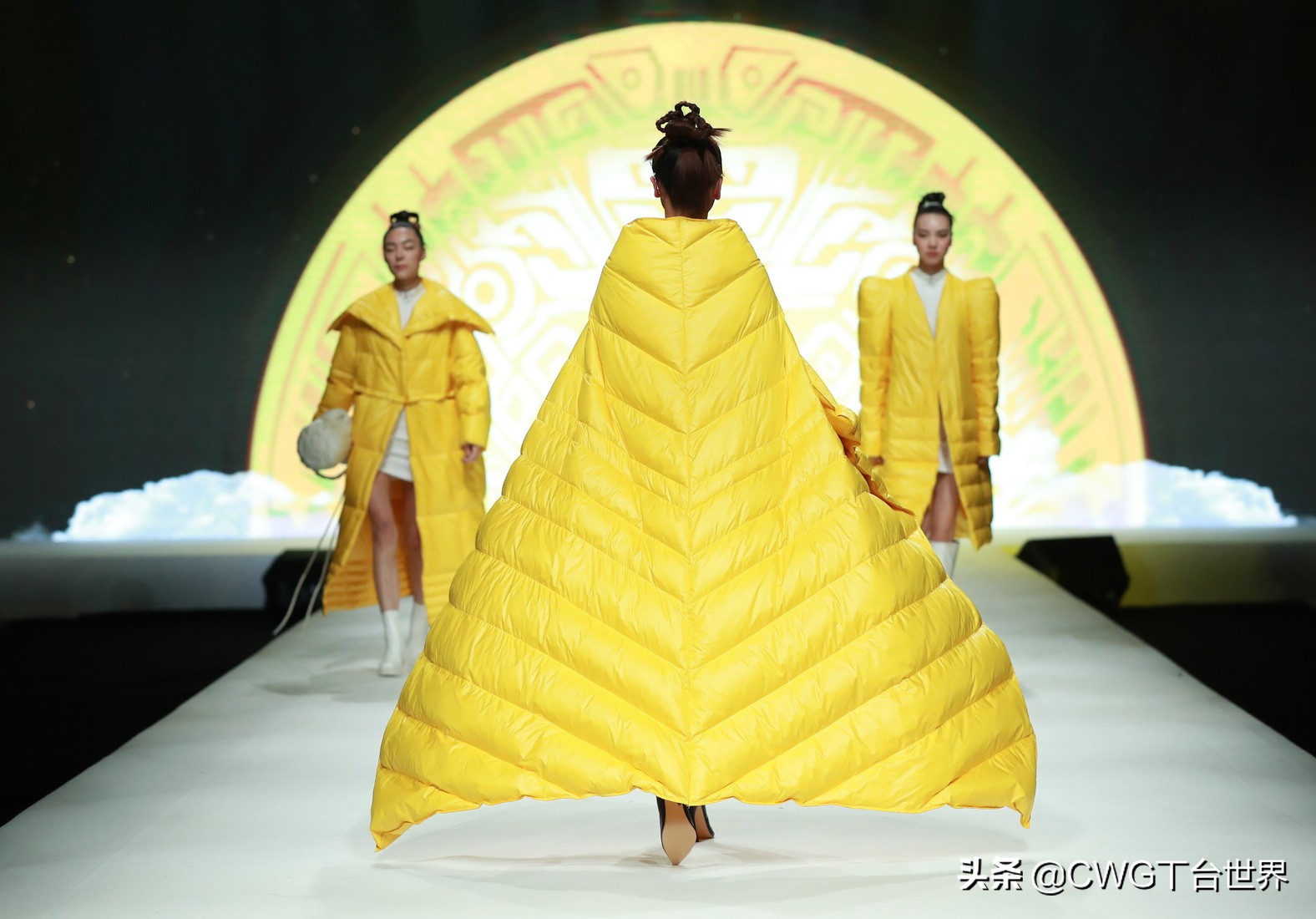 亦帛时尚羽绒服是品牌吗,亦帛时尚2021冬羽绒服发布会